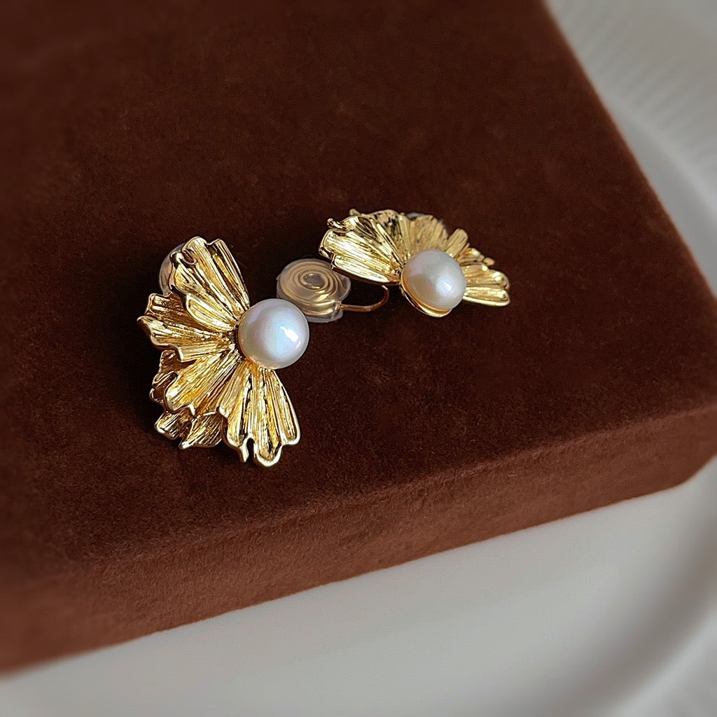 Clip on earrings - golden flower with pearl