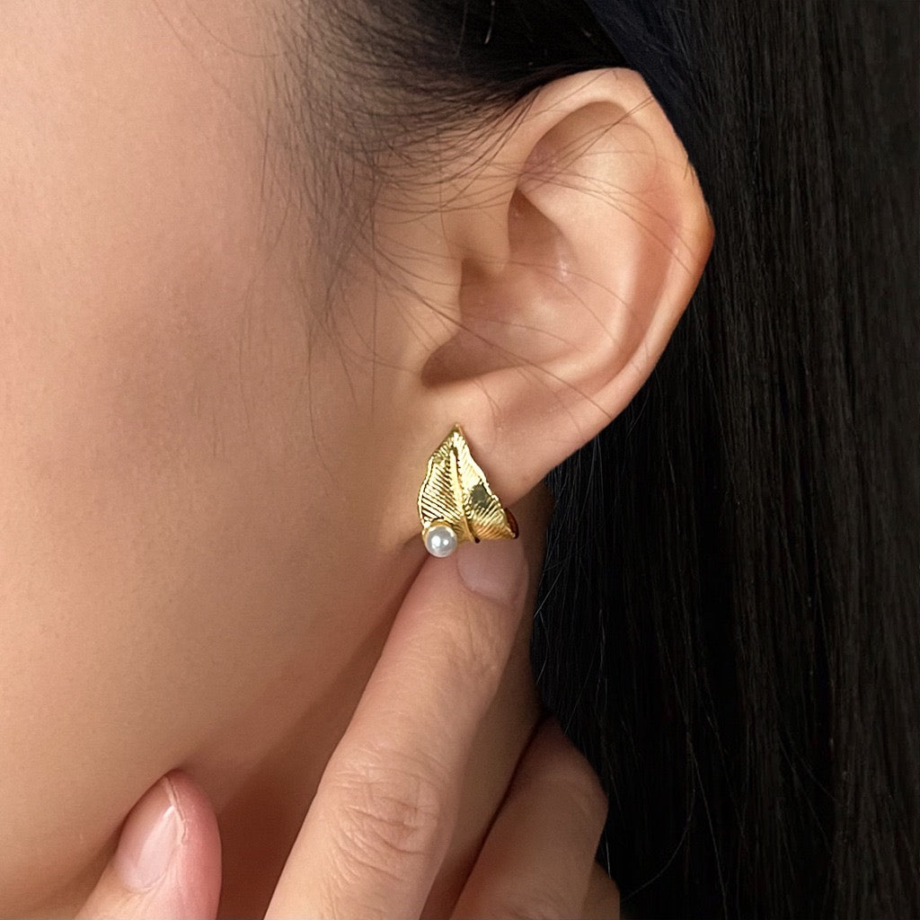 Clip on earrings - golden leaf with pearl