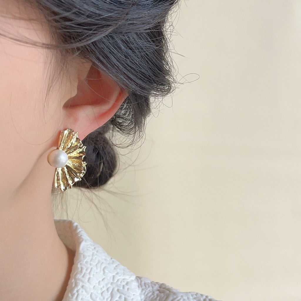 Clip on earrings - golden flower with pearl