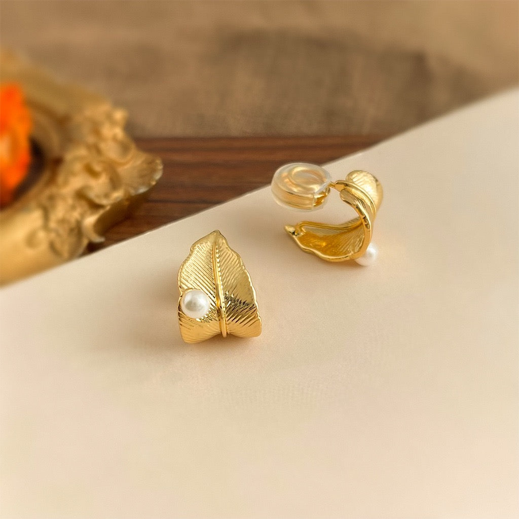 Clip on earrings - golden leaf with pearl