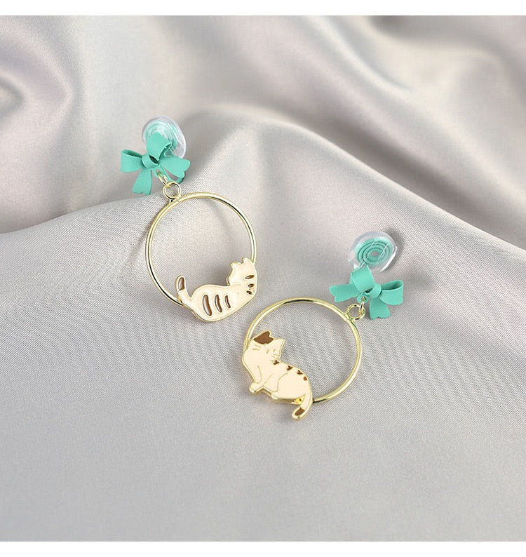 Clip on earrings - cute cat sleep with mint ribbon